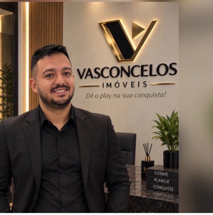 André Vasconcelos no escritório da Vasconcelos Imóveis