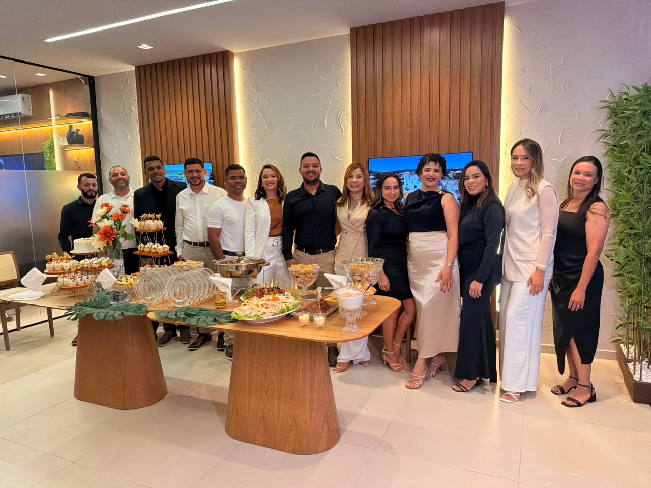 Equipe da Vasconcelos Imóveis no escritório do Araçagy